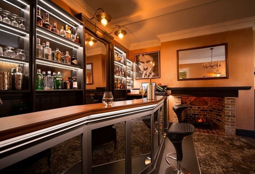 Отель East Walls