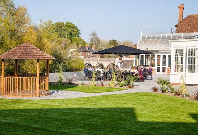 בית מלון כפרי The Legacy Rose & Crown