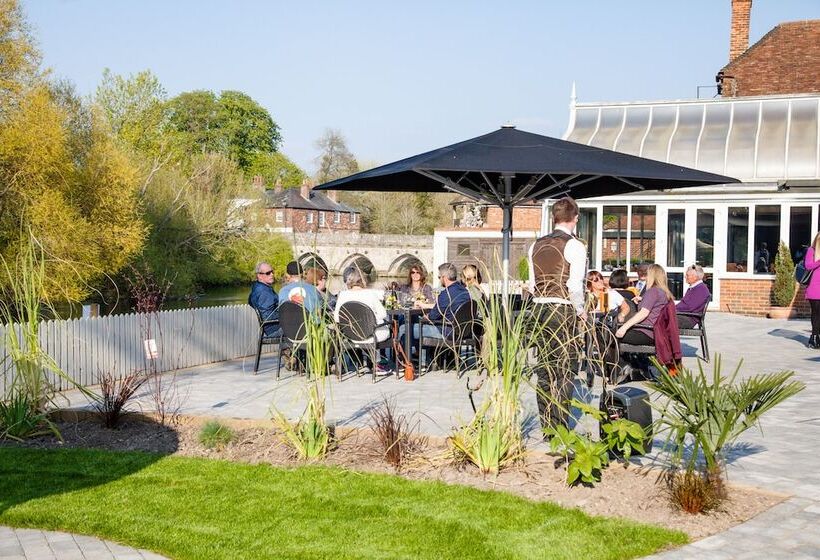 בית מלון כפרי The Legacy Rose & Crown