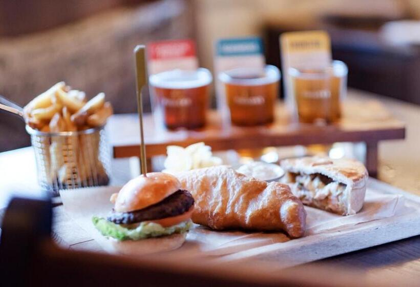 Отель The White Swan