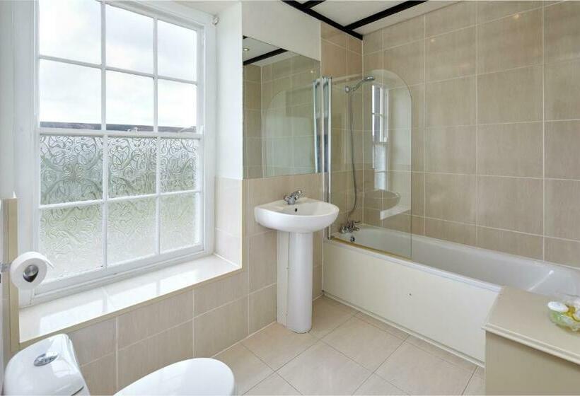 בית מלון כפרי White Horse Farm Inn