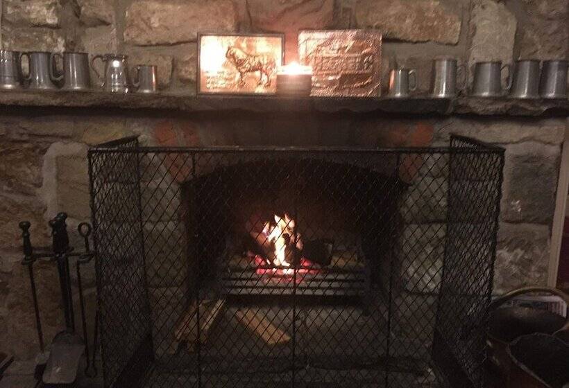 בית מלון כפרי White Horse Farm Inn