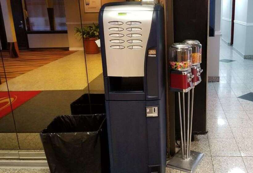 ホテル Baymont By Wyndham Montreal Airport