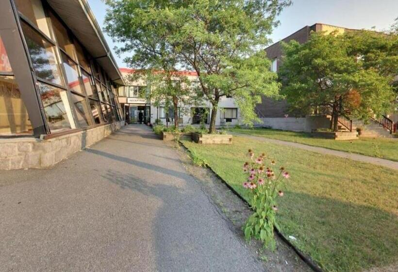 ホテル Baymont By Wyndham Montreal Airport