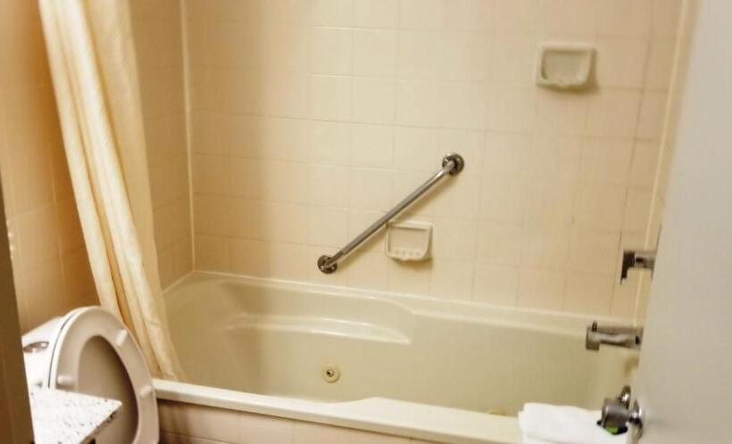 ホテル Baymont By Wyndham Montreal Airport