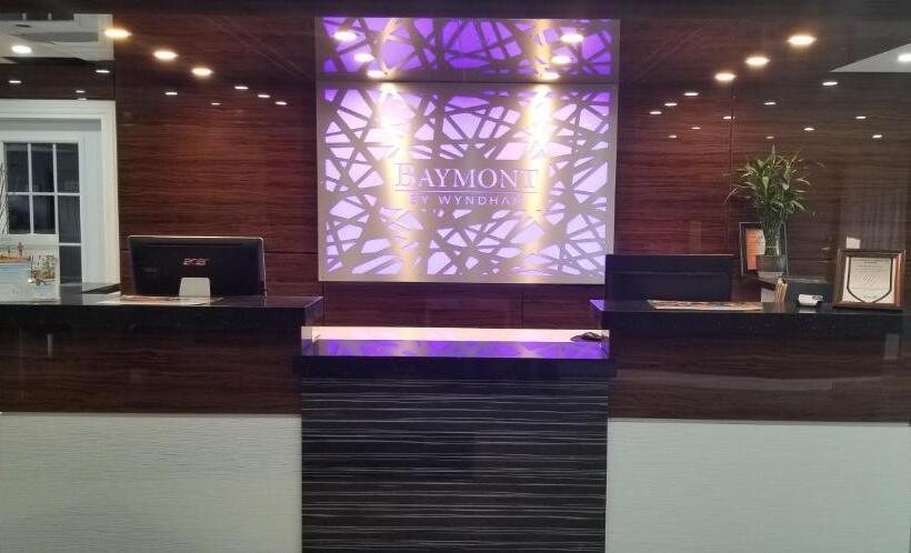 ホテル Baymont By Wyndham Montreal Airport