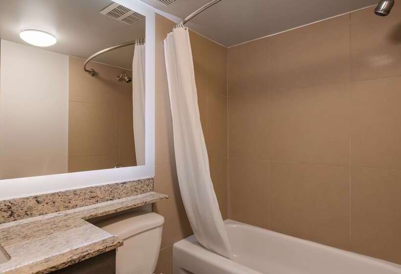 בית מלון כפרי Days Inn By Wyndham Airdrie