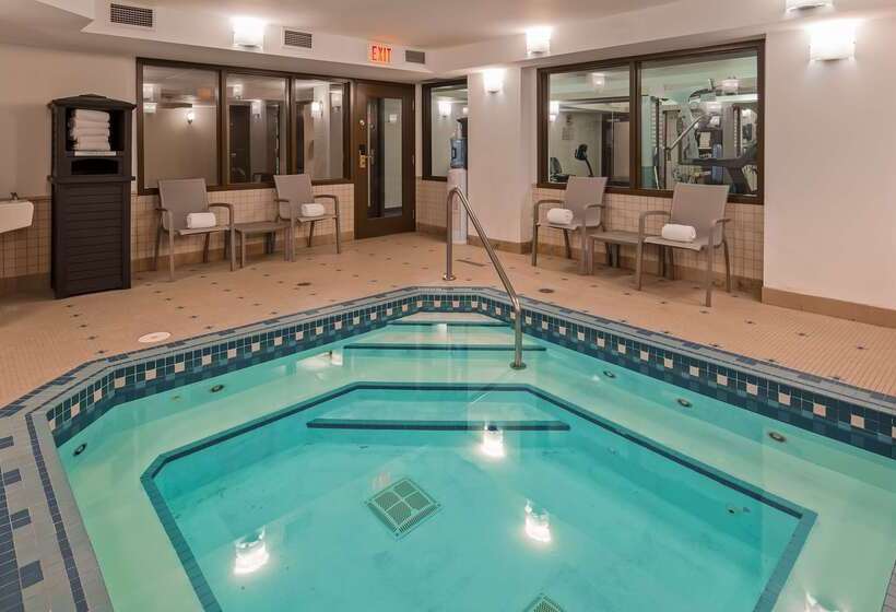 בית מלון כפרי Days Inn By Wyndham Airdrie