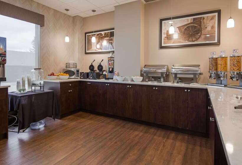 בית מלון כפרי Days Inn By Wyndham Airdrie