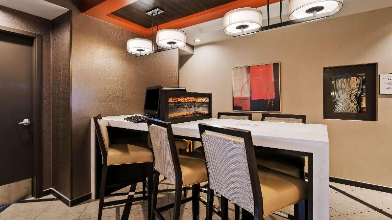 هتل Best Western Premier Denham Inn & Suites