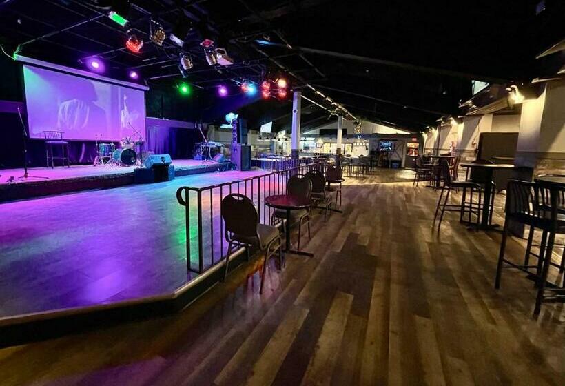 בית מלון כפרי Travelodge By Wyndham Winnipeg Airport