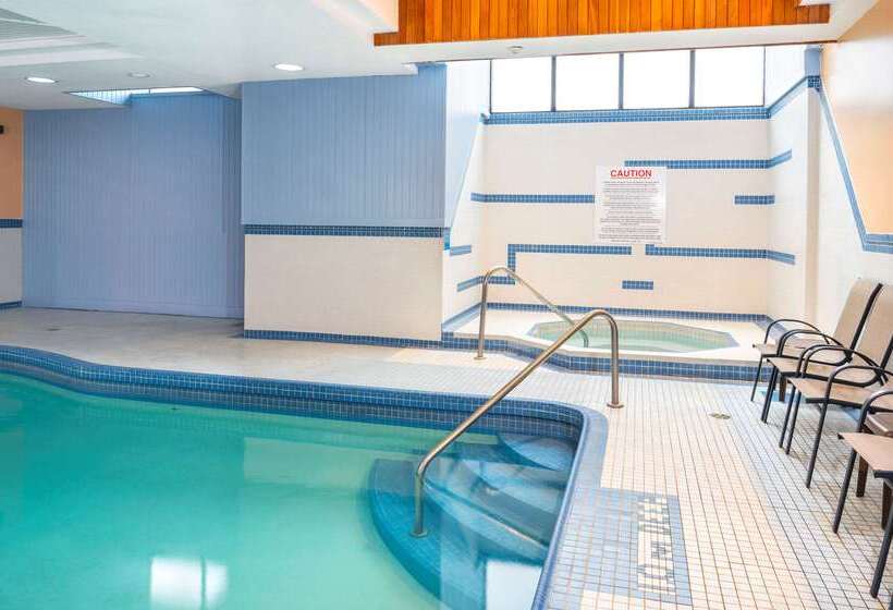 Comfort Hotel & Suites