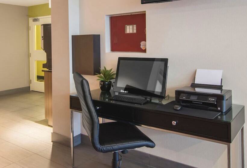 בית מלון כפרי Comfort Inn Airport East