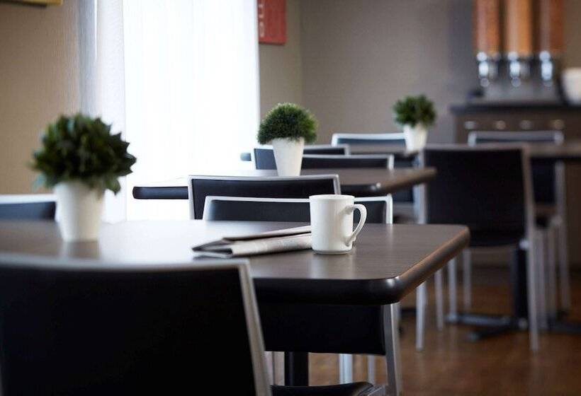 בית מלון כפרי Comfort Inn Airport East