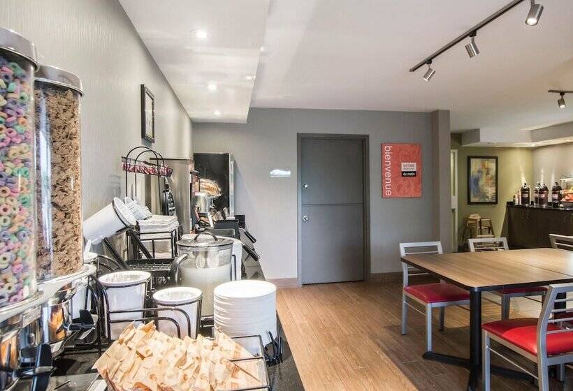 בית מלון כפרי Comfort Inn Airport East