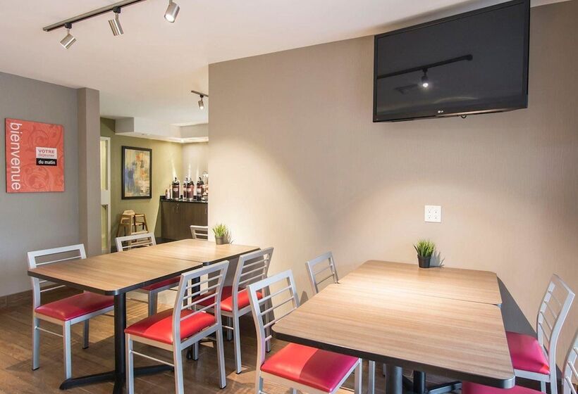 בית מלון כפרי Comfort Inn Airport East