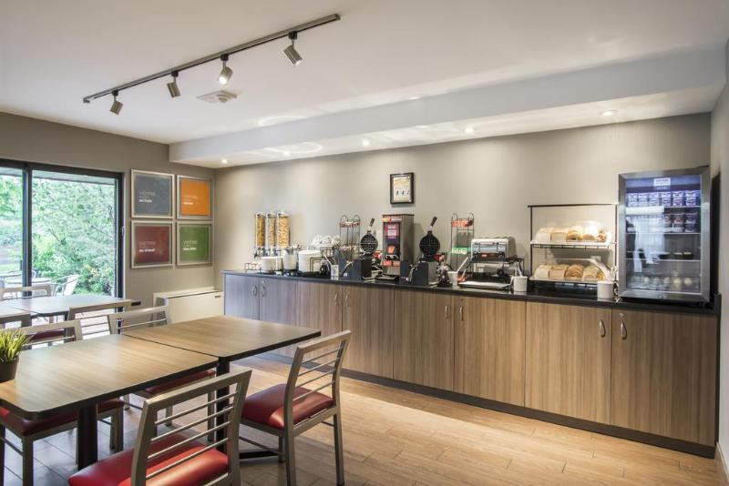 בית מלון כפרי Comfort Inn Airport East