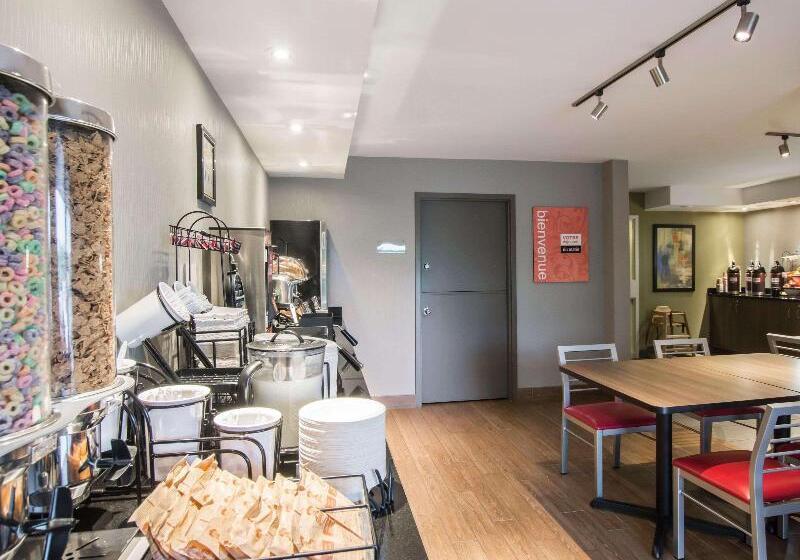 בית מלון כפרי Comfort Inn Airport East