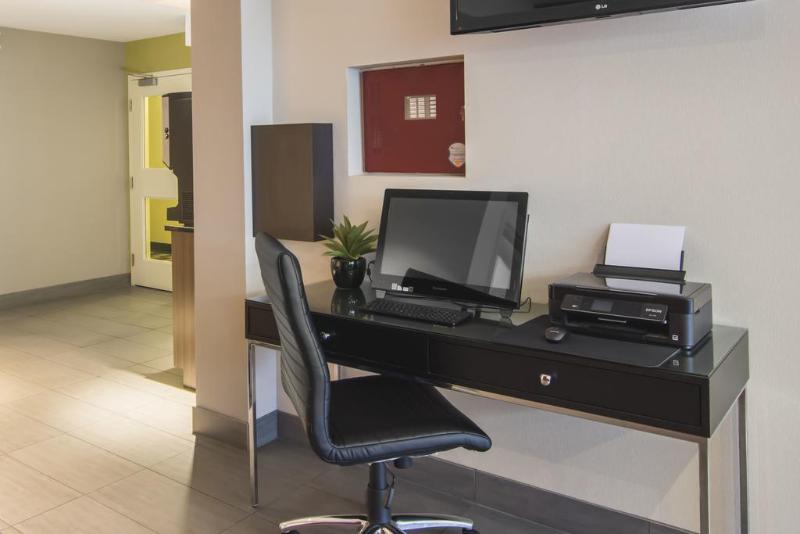 בית מלון כפרי Comfort Inn Airport East