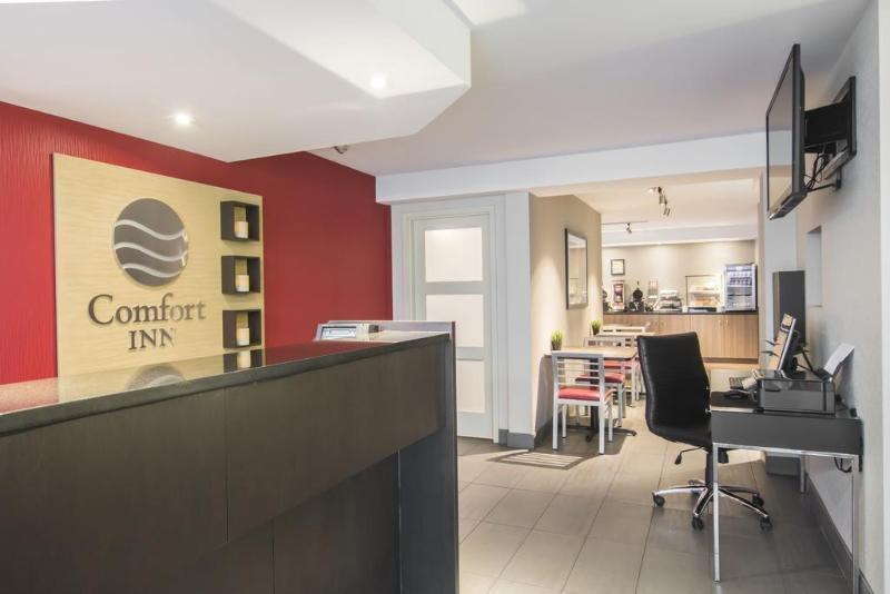 בית מלון כפרי Comfort Inn Airport East