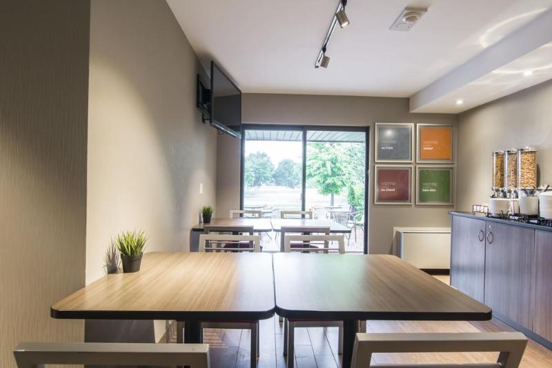 בית מלון כפרי Comfort Inn Airport East