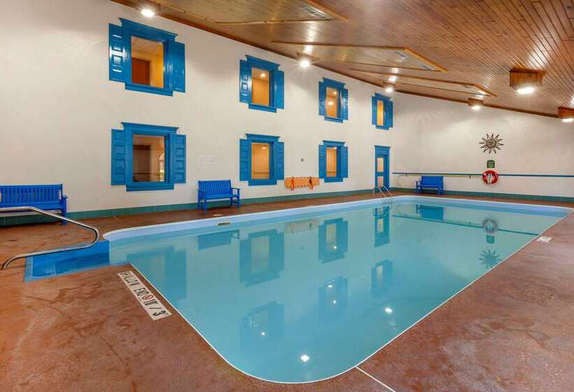 Отель Comfort Inn & Suites Thousand Islands Harbour District