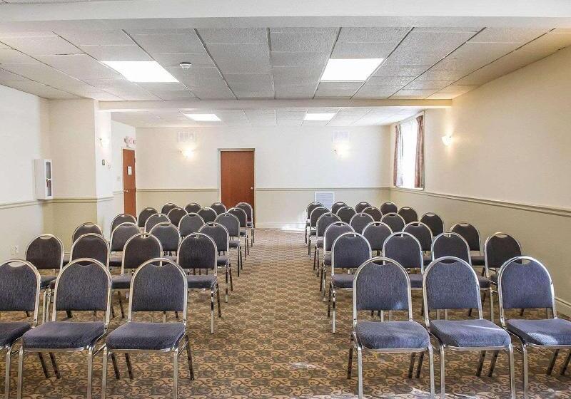 Отель Comfort Inn & Suites Thousand Islands Harbour District