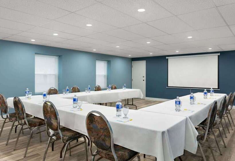 هتل Days Inn By Wyndham Saint John