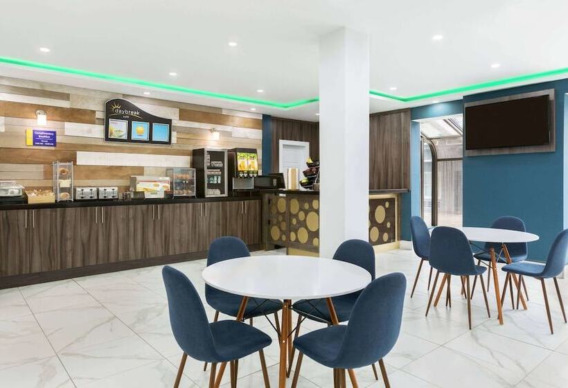 هتل Days Inn By Wyndham Saint John
