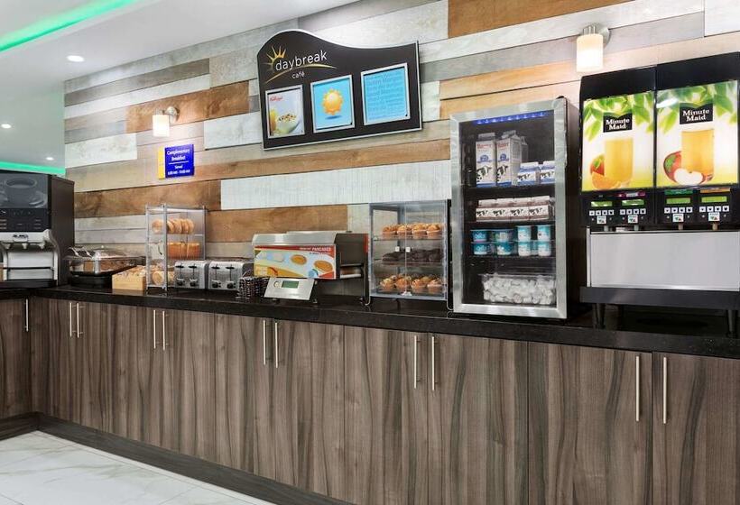 هتل Days Inn By Wyndham Saint John
