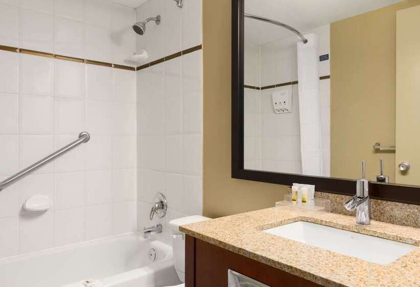 هتل Days Inn By Wyndham Terrace