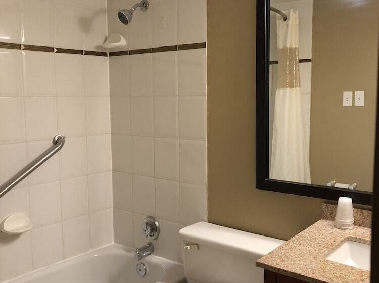 هتل Days Inn By Wyndham Terrace