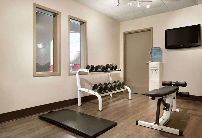 בית מלון כפרי Days Inn & Suites By Wyndham Brandon