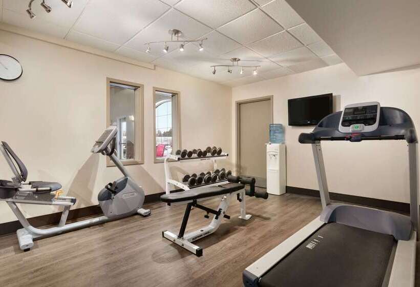 בית מלון כפרי Days Inn & Suites By Wyndham Brandon