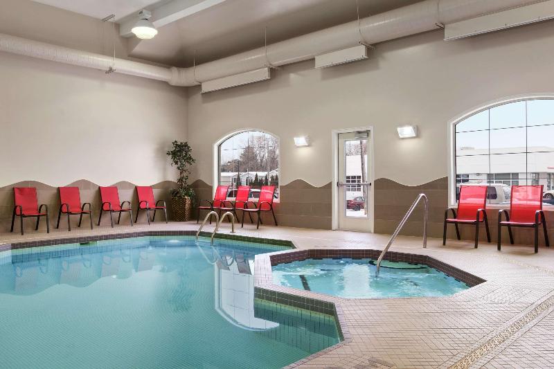 בית מלון כפרי Days Inn & Suites By Wyndham Brandon