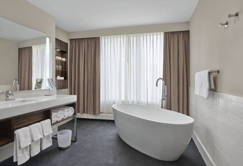 Delta Hotels By Marriott Edmonton Centre Suites