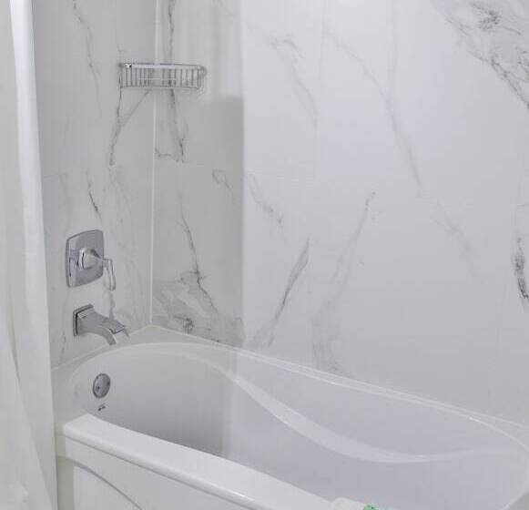 فندق Diplomat Inn