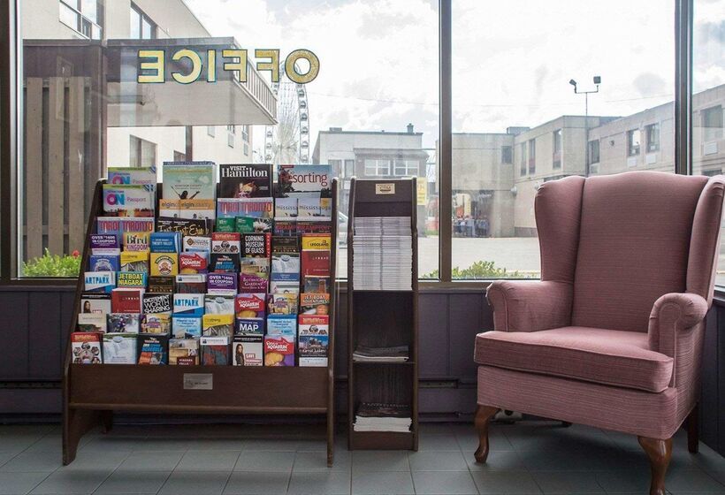 Отель Econo Lodge By The Falls