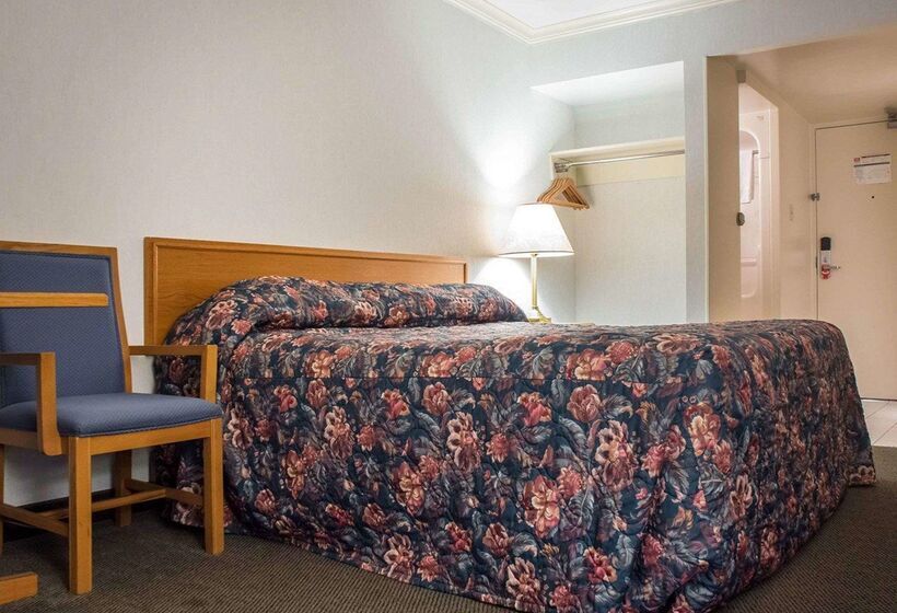 Отель Econo Lodge By The Falls