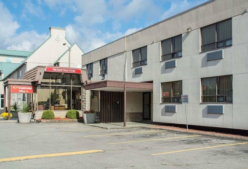 Отель Econo Lodge By The Falls