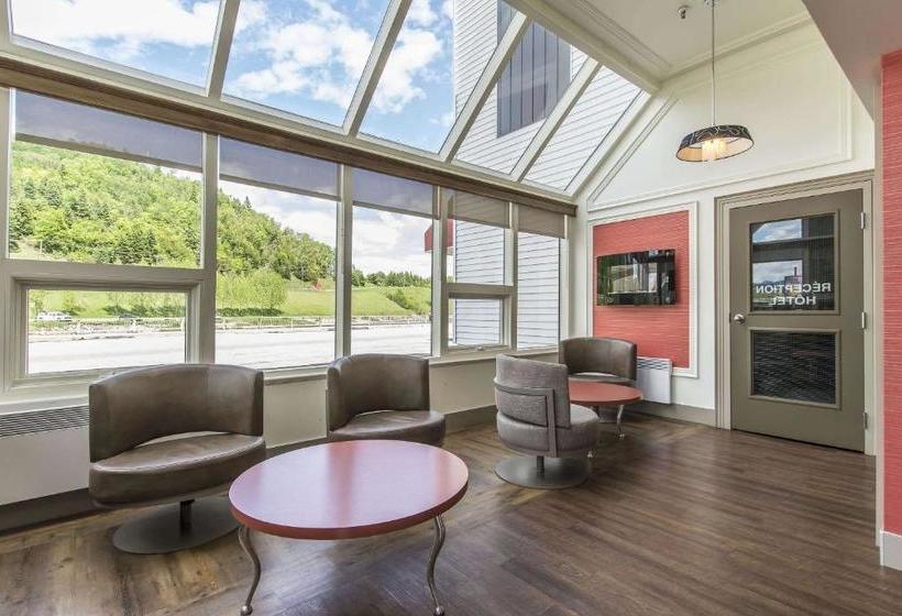 Отель Econo Lodge La Malbaie