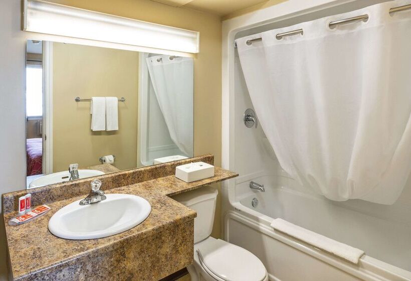 فندق Econo Lodge Miramichi