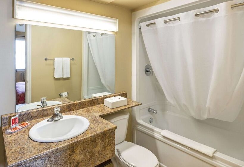 فندق Econo Lodge Miramichi