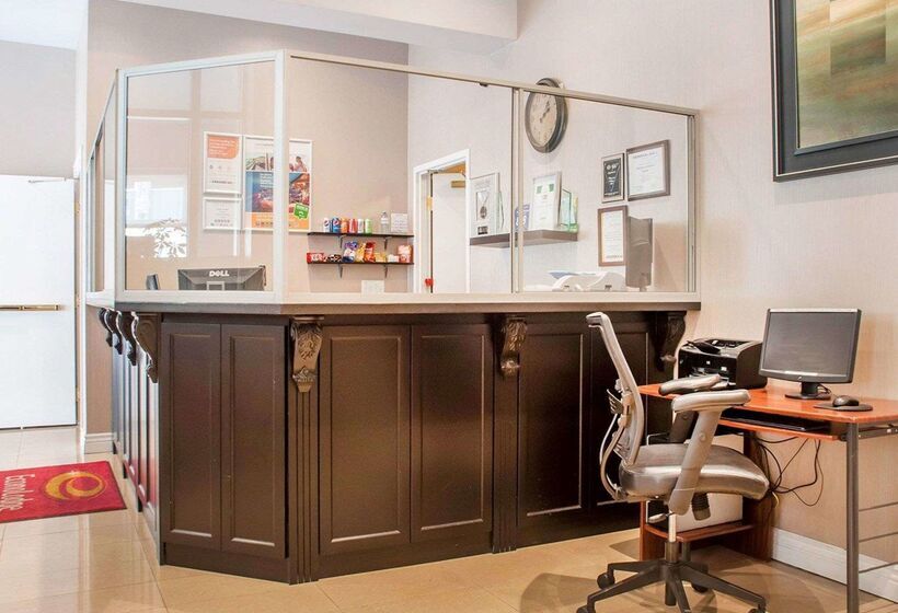 فندق Woodstock Inn And Suites