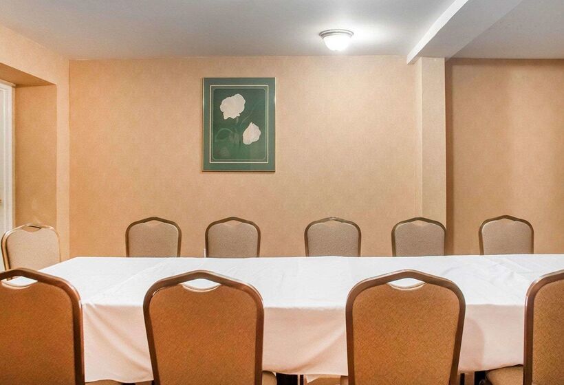 فندق Woodstock Inn And Suites