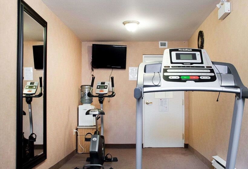 فندق Woodstock Inn And Suites