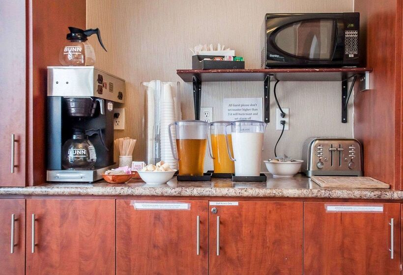 فندق Woodstock Inn And Suites