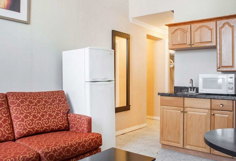 فندق Woodstock Inn And Suites