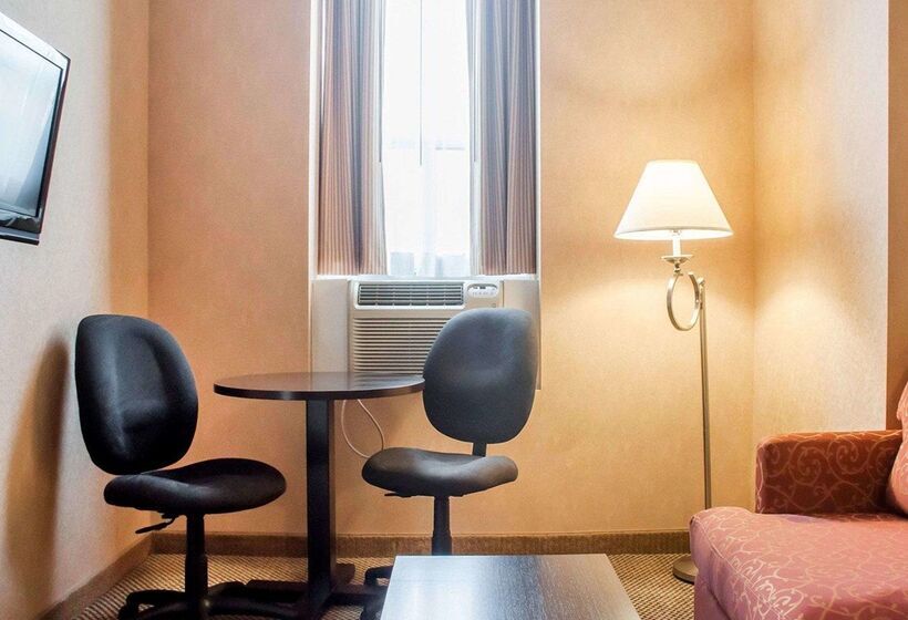 فندق Woodstock Inn And Suites