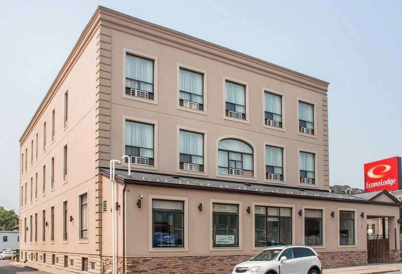 فندق Woodstock Inn And Suites